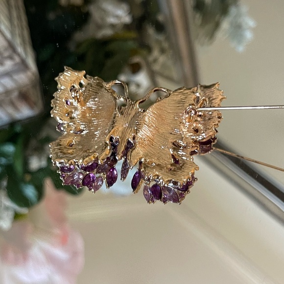 Beautiful Butterfly Pin - Picture 2 of 2